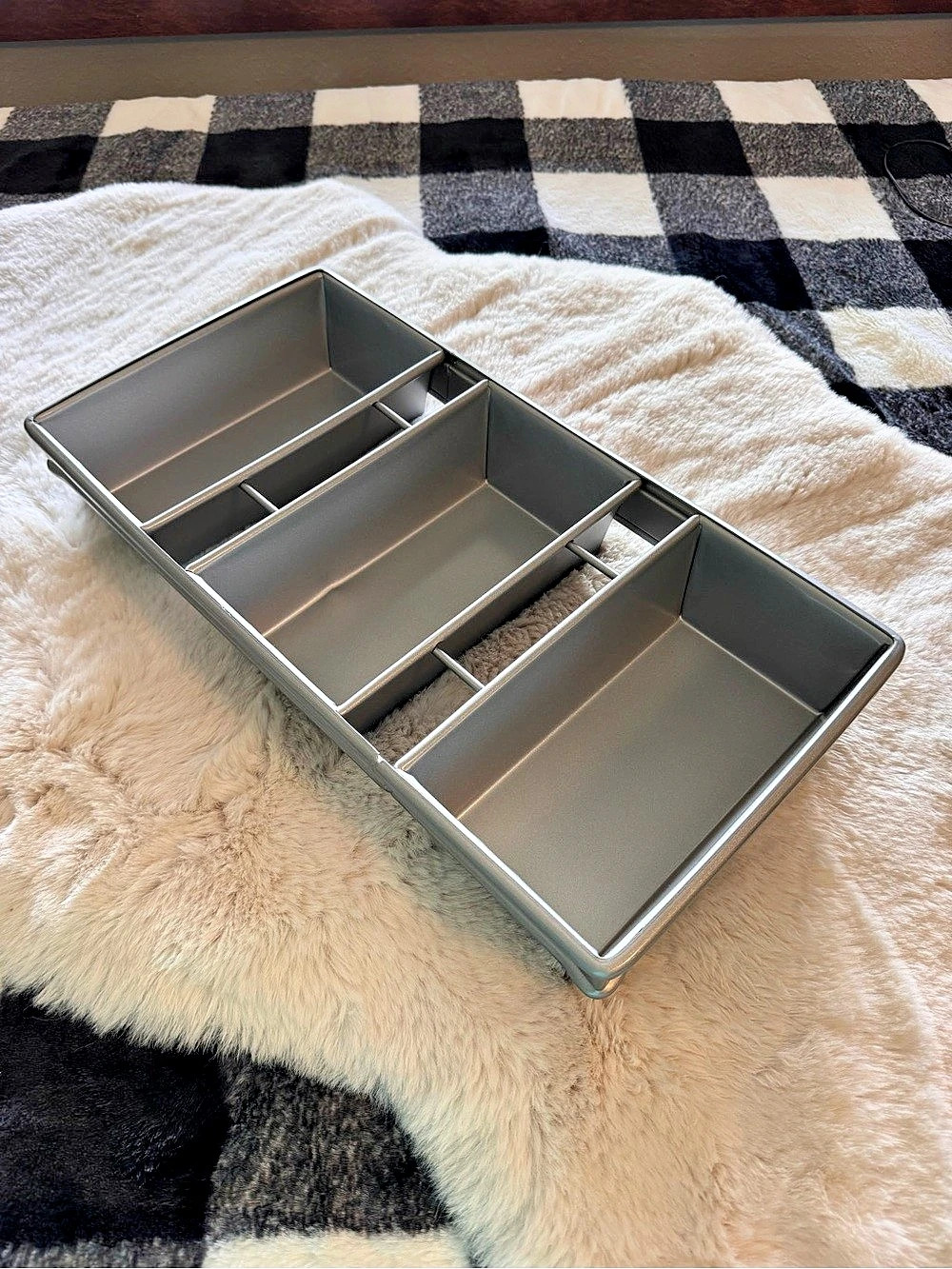 Tablecraft 3-Loaf Strapped Bread Pan Aluminum 3-Loaf Bread Pan